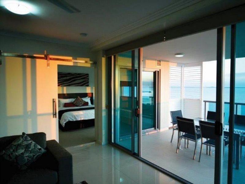 C2 Esplanade Service Apartments Даруин Екстериор снимка